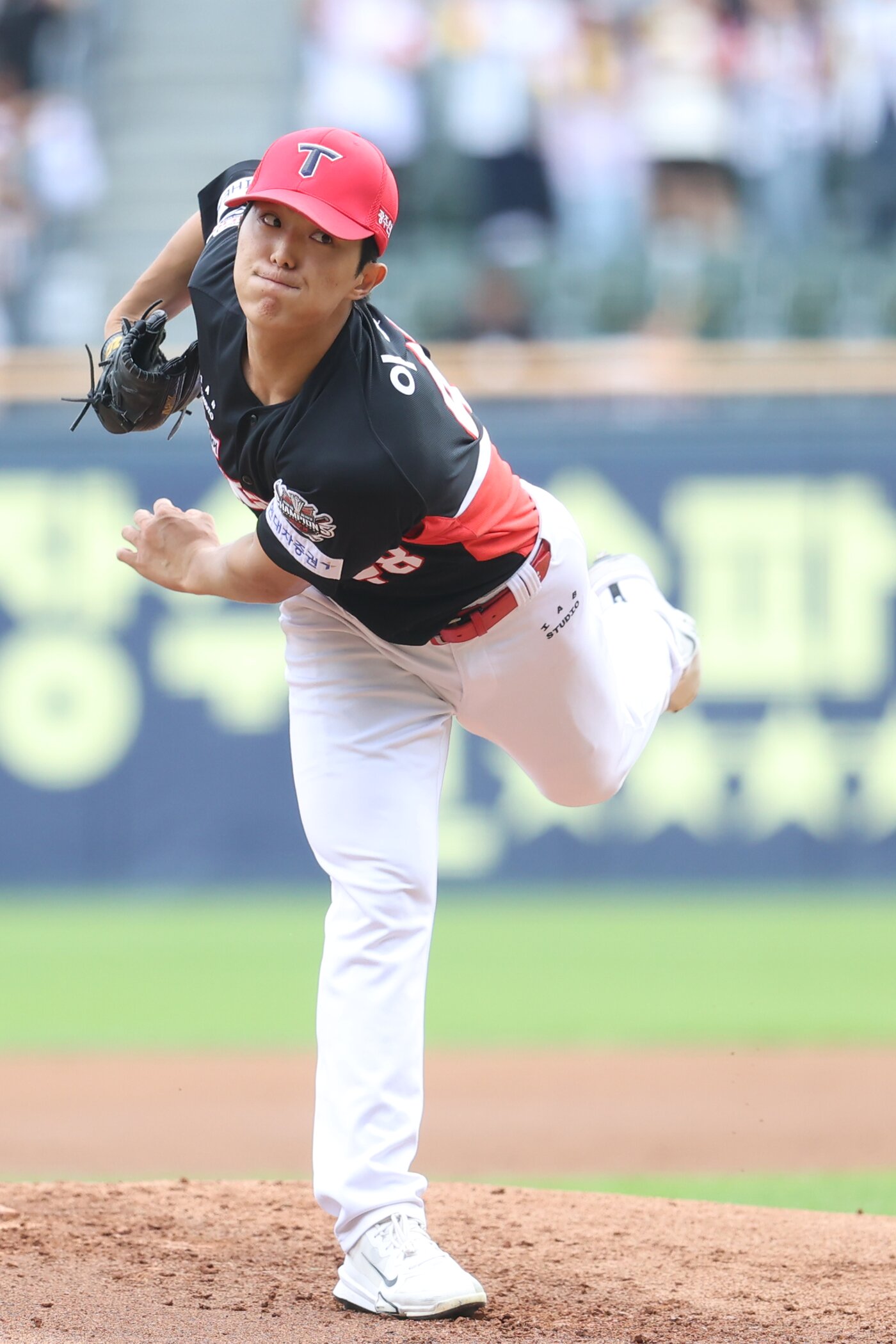 본문 이미지 - KIA 타이거즈 투수 이의리가 13일 열린 KBO리그 잠실 LG 트윈스전에서 6이닝 2실점 역투를 펼쳐 527일 만에 승리를 수확했다. &#40;KIA 타이거즈 제공&#41;