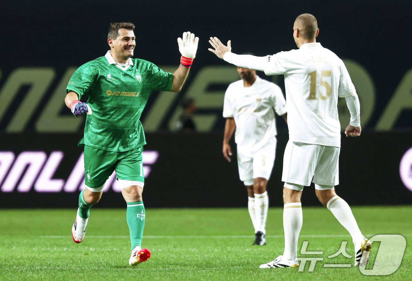 본문 이미지 - 13일 오후 서울 마포구 서울월드컵경기장에서 열린 &#39;2025 아이콘매치: 창의 귀환, 반격의 시작&#39; 이벤트 매치 1라운드에서 실드 유나이티드 골키퍼 이케르 카시야스가 FC 스피어 골키퍼 잔루이지 부폰의 수비를 뚫고 골을 넣은 뒤 기뻐하고 있다. 2025.9.13/뉴스1 ⓒ News1 김민지 기자