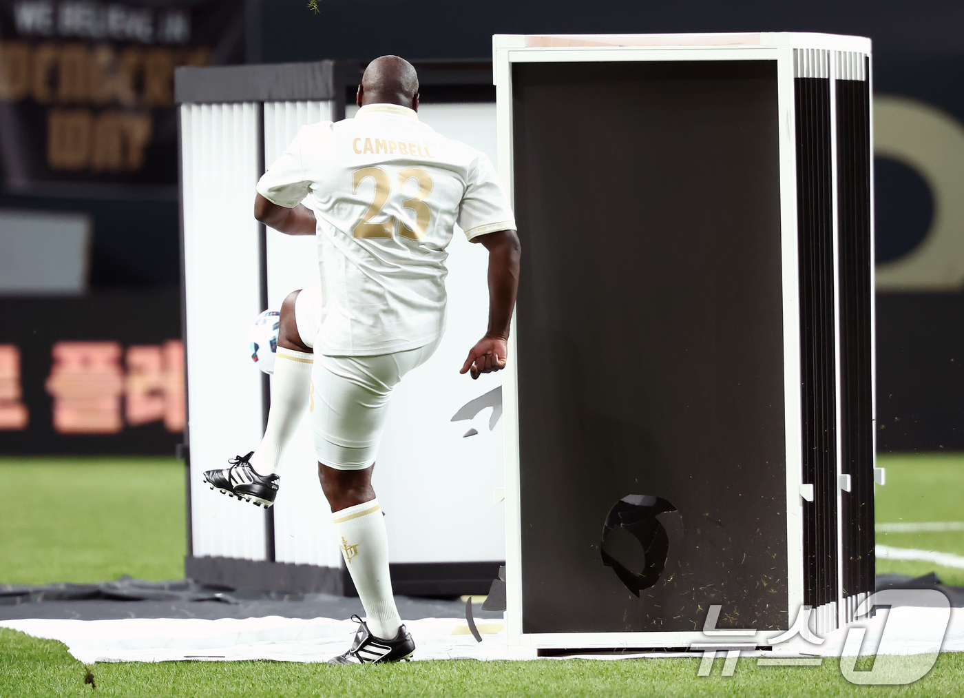 (서울=뉴스1) 김민지 기자 = 13일 오후 서울 마포구 서울월드컵경기장에서 열린 '2025 아이콘매치: 창의 귀환, 반격의 시작' 이벤트 매치 3라운드에서 실드 유나이티드 솔 캠 …