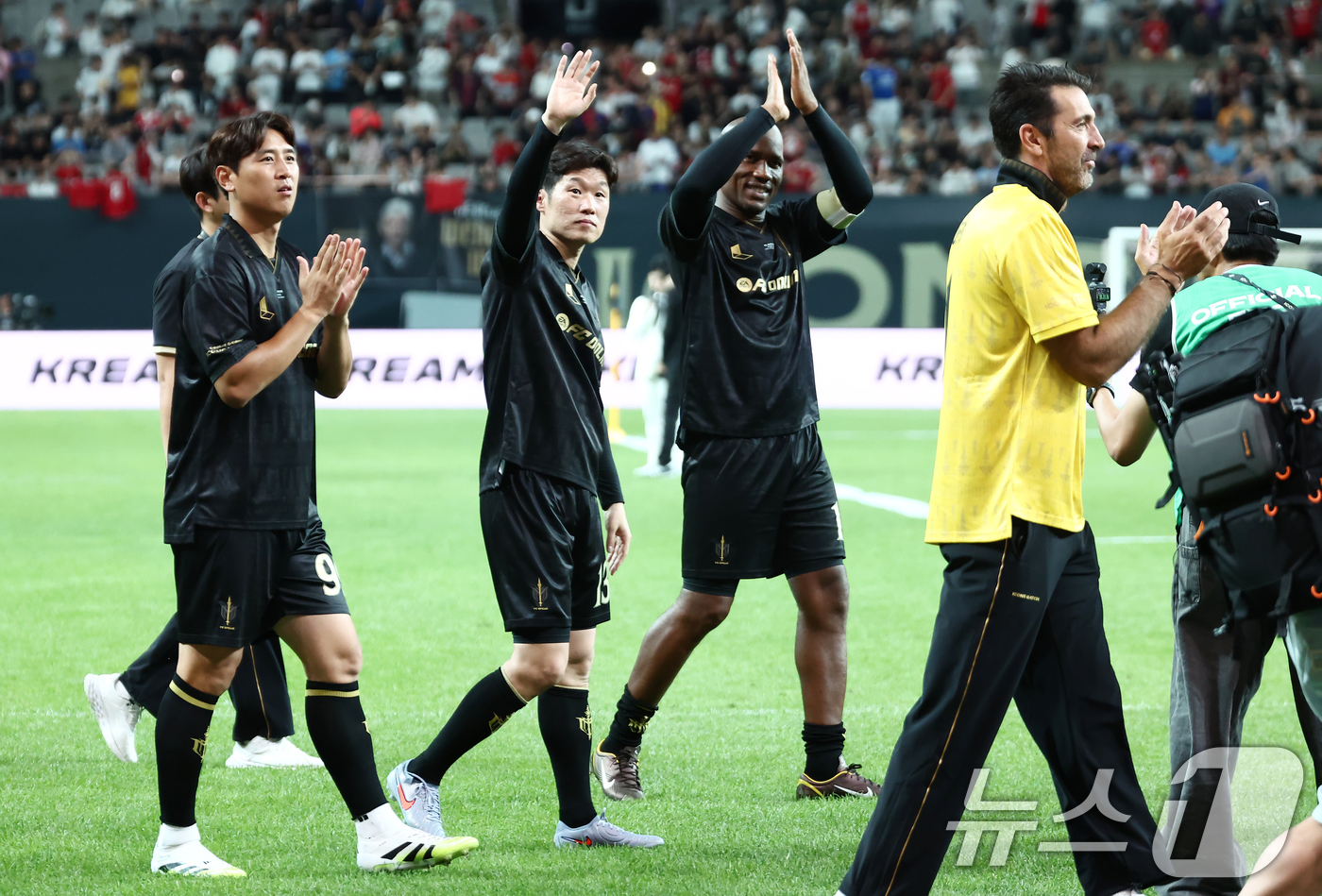 (서울=뉴스1) 김민지 기자 = 13일 오후 서울 마포구 서울월드컵경기장에서 열린 '2025 아이콘매치: 창의 귀환, 반격의 시작' 이벤트 매치에서 승리한 FC 스피어 주장 드로그 …