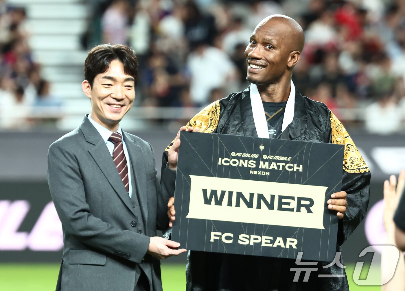 본문 이미지 - 13일 오후 서울 마포구 서울월드컵경기장에서 열린 &#39;2025 아이콘매치: 창의 귀환, 반격의 시작&#39; 이벤트 매치에서 승리한 FC 스피어 주장 디디에 드로그바가 넥슨 박정무 사업부사장과 기념촬영을 하고 있다. 2025.9.13/뉴스1 ⓒ News1 김민지 기자