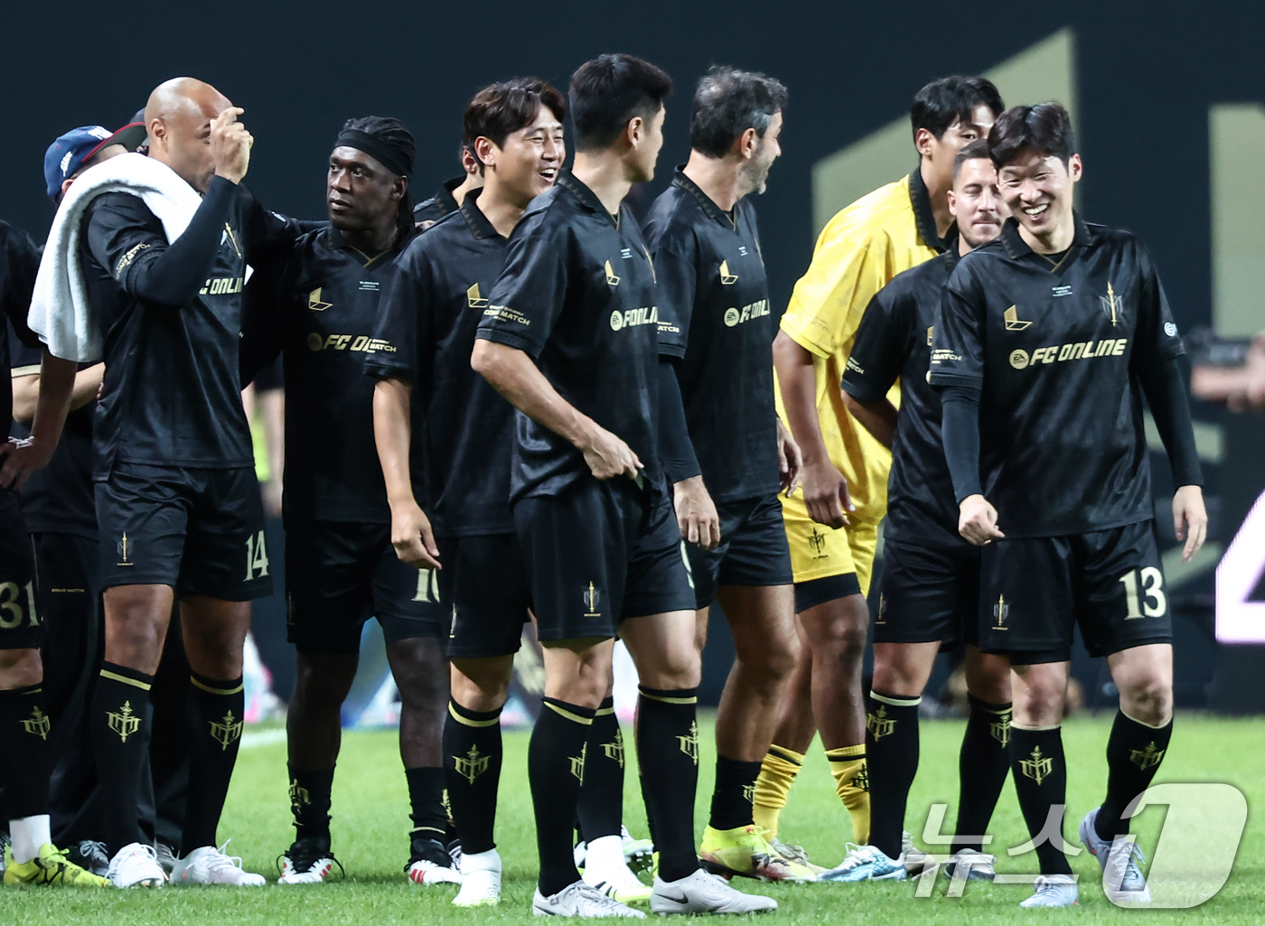 (서울=뉴스1) 김민지 기자 = 13일 오후 서울 마포구 서울월드컵경기장에서 열린 '2025 아이콘매치: 창의 귀환, 반격의 시작' 이벤트 매치에서 승리한 FC 스피어 박지성, 카 …