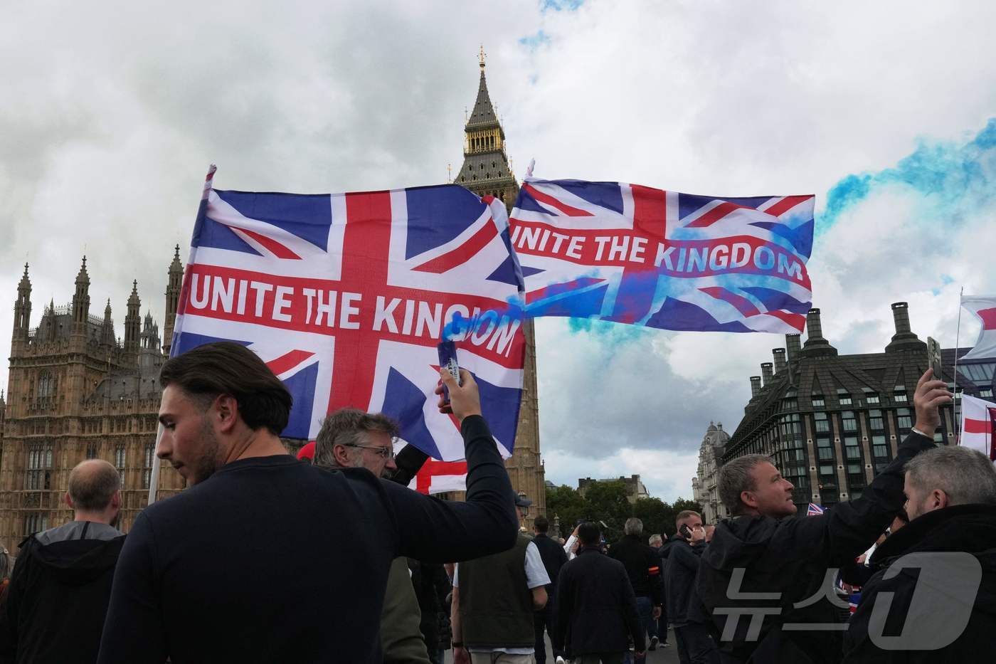 본문 이미지 - 영국 런던 국회의사당 주변의 극우 시위대. 2025.09.13 ⓒ AFP=뉴스1 ⓒ News1 이지예 객원기자