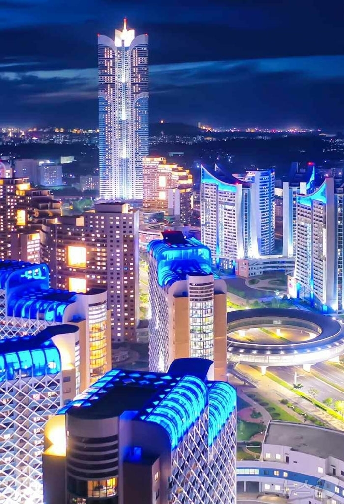 (평양 노동신문=뉴스1) = 북한 노동당 기관지 노동신문은 14일 직관불장식국 선경불장식연구소 부소장을 통해 "꼭 같은 모양의 살림집(주택)이라도 조명방식에 따라 건축물에 대한 시 …