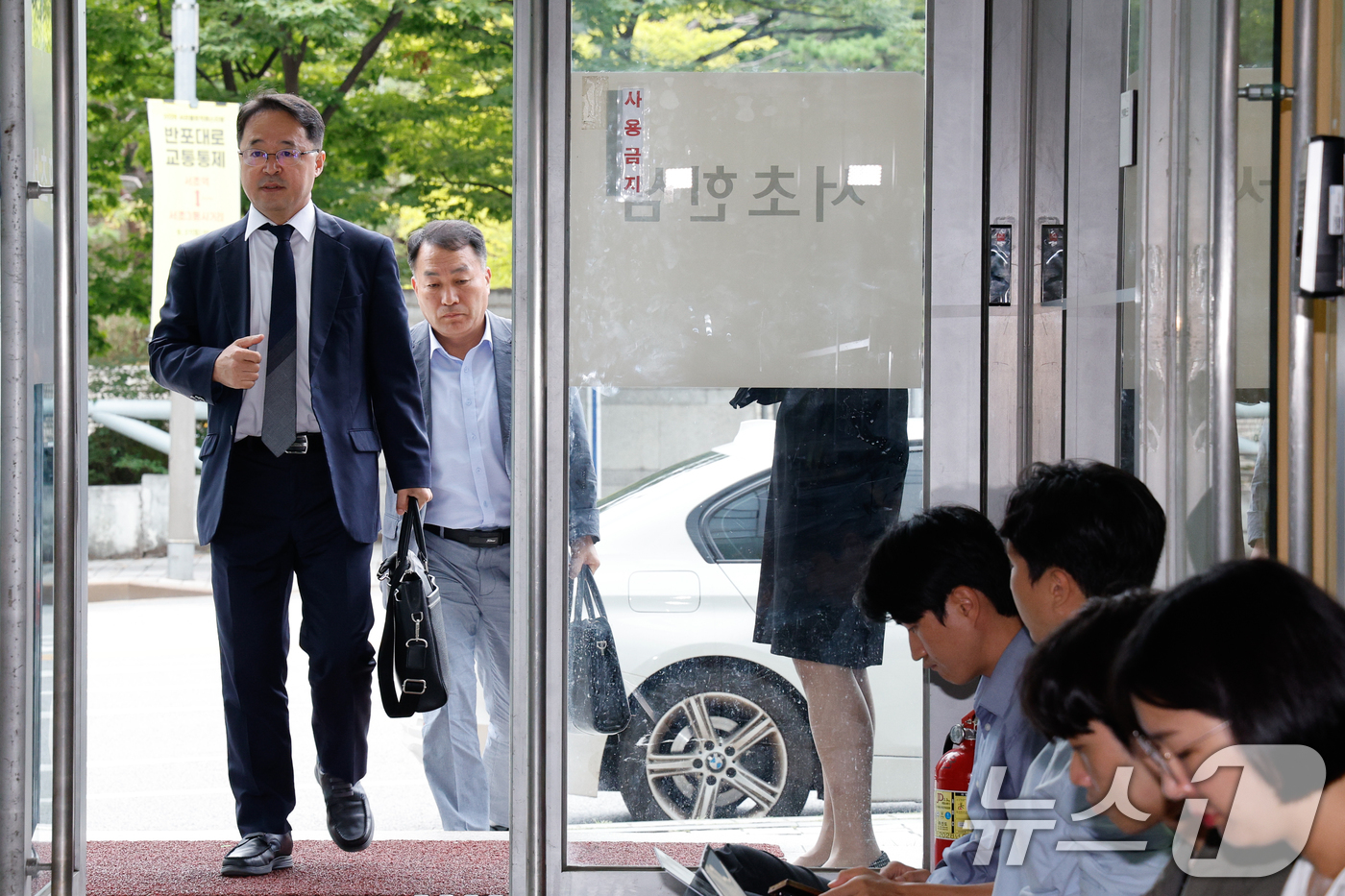 (서울=뉴스1) 안은나 기자 = 김계환 전 해병대 사령관(오른쪽)이 14일 오전 서울 서초구 순직해병특검(특별검사 이명현)에서 피의자 신분으로 4차 조사를 받기 위해 출석하고 있다 …