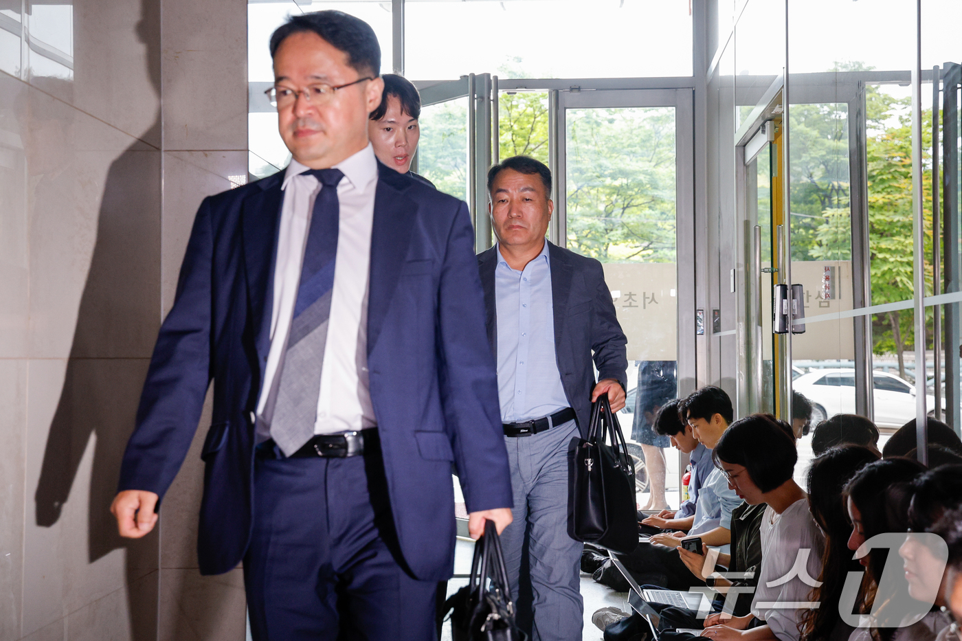 (서울=뉴스1) 안은나 기자 = 김계환 전 해병대 사령관(왼쪽 세번째)이 14일 오전 서울 서초구 순직해병특검(특별검사 이명현)에서 피의자 신분으로 4차 조사를 받기 위해 출석하고 …