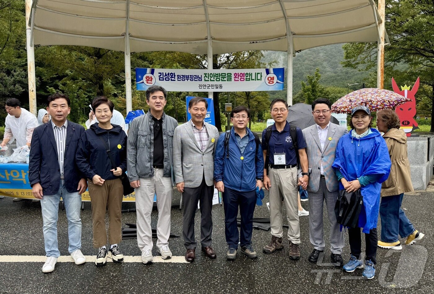본문 이미지 - 13일 전북 진안군을 방문한 김성환 환경부관&#40;우측 네번째&#41;이 진안군청 직원들과 기념촬영을 하고 있다..&#40;진안군제공. 재판매 및 DB금지&#41;2025.9.14/뉴스1 ⓒ News1 김동규 기자
