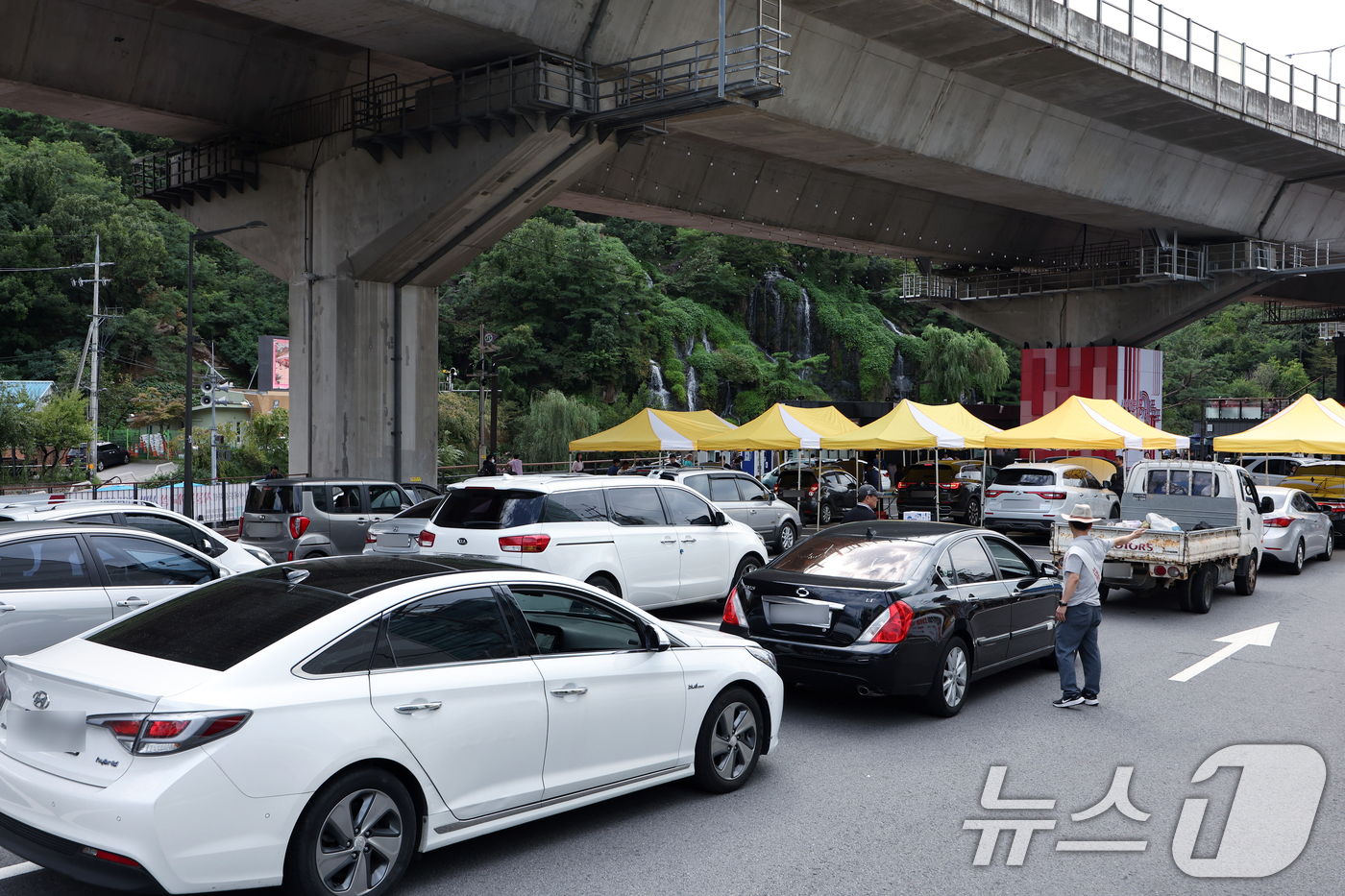 (서울=뉴스1) 박정호 기자 = 서울시 자동차전문정비사업조합 서대문구지회 소속 전문 정비사업자들이 14일 서울시 서대문구 홍은동 홍제폭포광장에서 2025년 추석맞이 차량 무상점검을 …