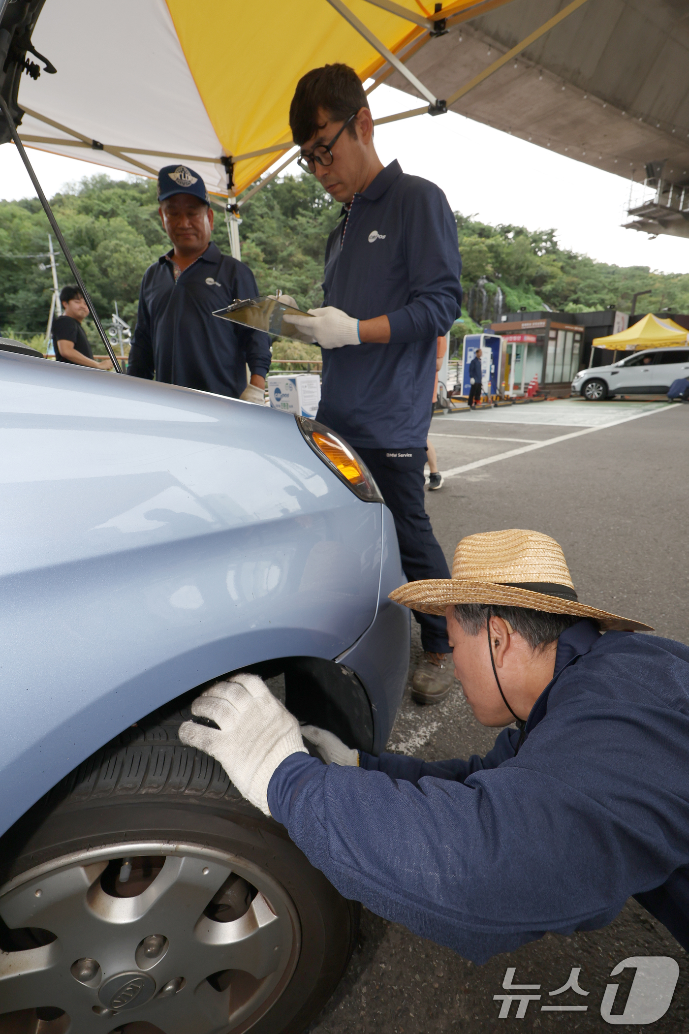 (서울=뉴스1) 박정호 기자 = 서울시 자동차전문정비사업조합 서대문구지회 소속 전문 정비사업자들이 14일 서울시 서대문구 홍은동 홍제폭포광장에서 2025년 추석맞이 차량 무상점검을 …