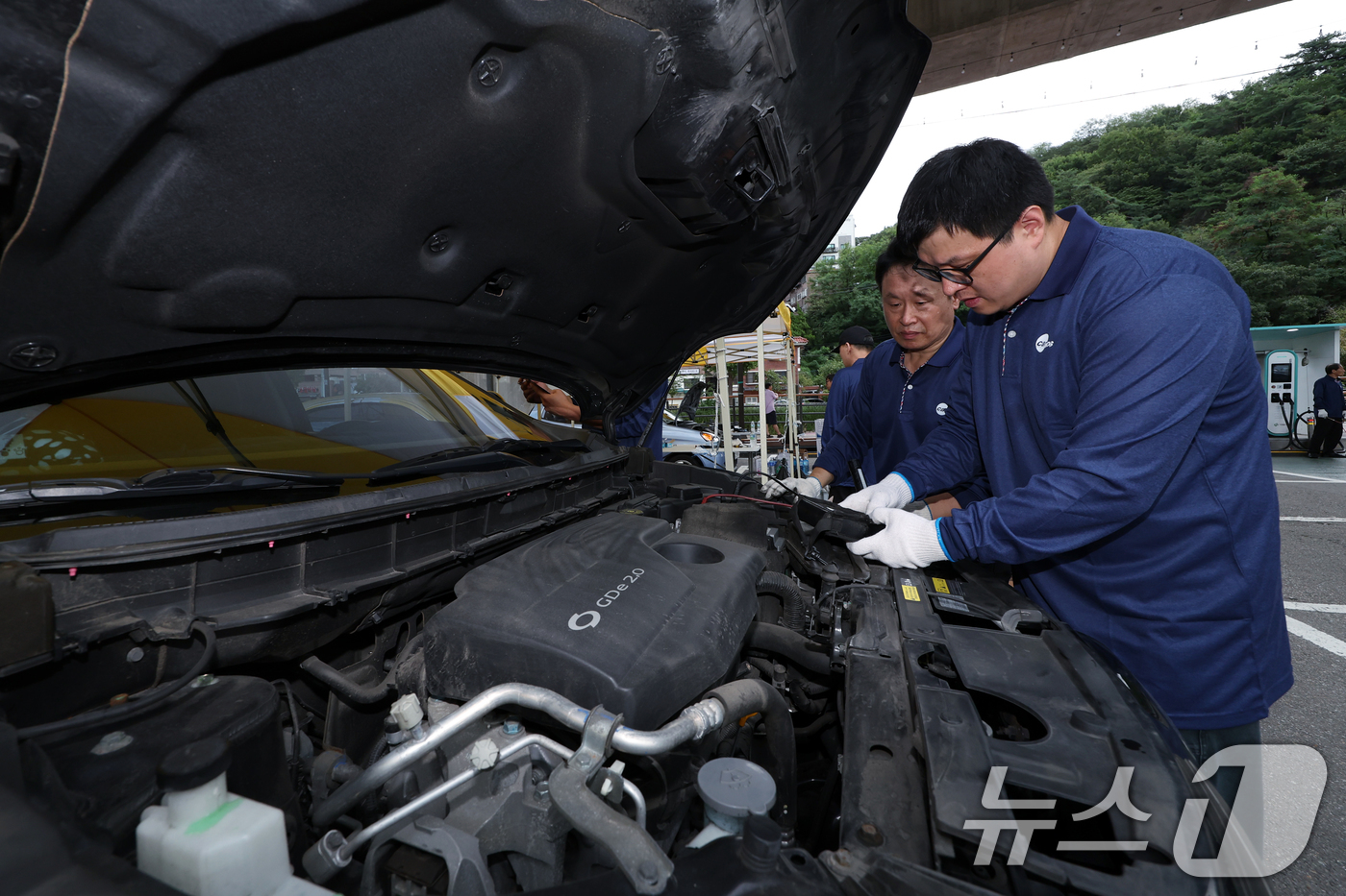 (서울=뉴스1) 박정호 기자 = 서울시 자동차전문정비사업조합 서대문구지회 소속 전문 정비사업자들이 14일 서울시 서대문구 홍은동 홍제폭포광장에서 2025년 추석맞이 차량 무상점검을 …