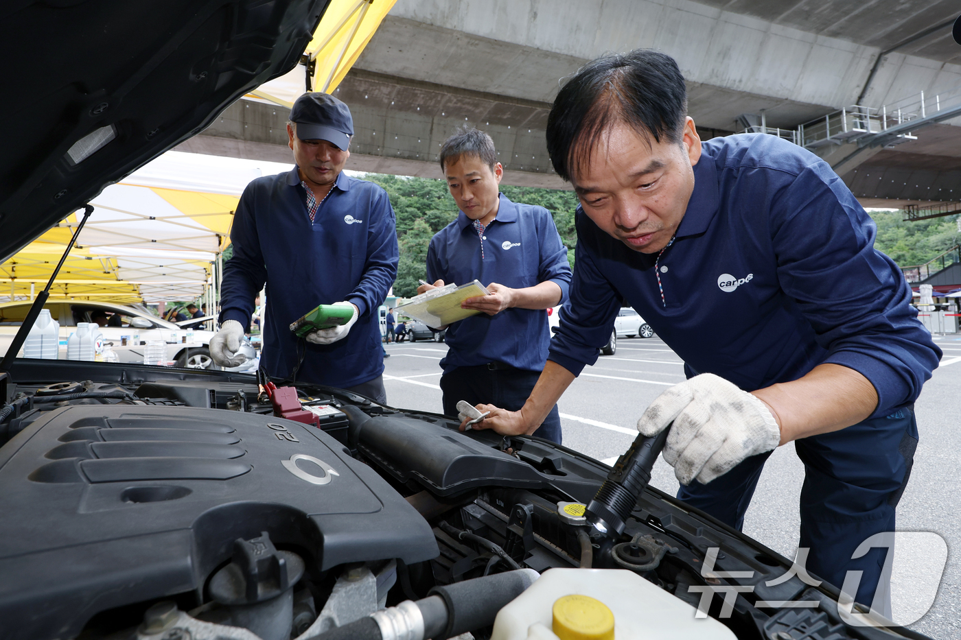 (서울=뉴스1) 박정호 기자 = 서울시 자동차전문정비사업조합 서대문구지회 소속 전문 정비사업자들이 14일 서울시 서대문구 홍은동 홍제폭포광장에서 2025년 추석맞이 차량 무상점검을 …