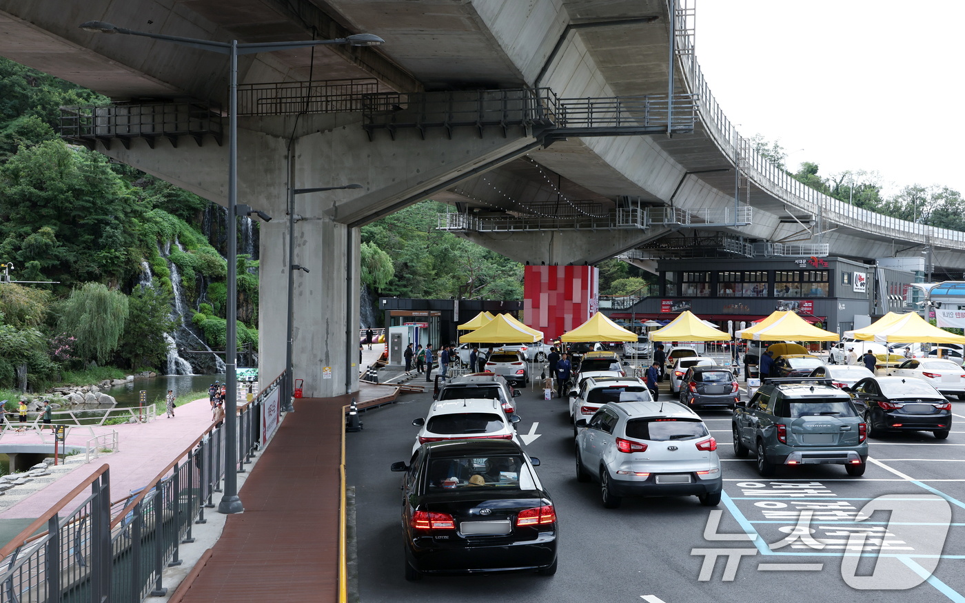 (서울=뉴스1) 박정호 기자 = 서울시 자동차전문정비사업조합 서대문구지회 소속 전문 정비사업자들이 14일 서울시 서대문구 홍은동 홍제폭포광장에서 2025년 추석맞이 차량 무상점검을 …