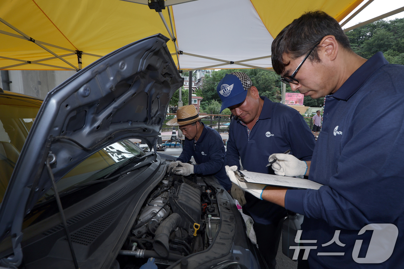(서울=뉴스1) 박정호 기자 = 서울시 자동차전문정비사업조합 서대문구지회 소속 전문 정비사업자들이 14일 서울시 서대문구 홍은동 홍제폭포광장에서 2025년 추석맞이 차량 무상점검을 …