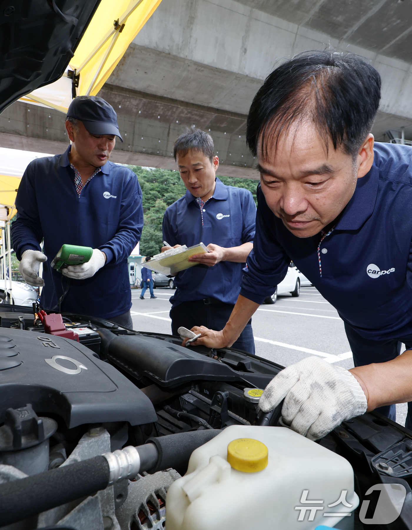 (서울=뉴스1) 박정호 기자 = 서울시 자동차전문정비사업조합 서대문구지회 소속 전문 정비사업자들이 14일 서울시 서대문구 홍은동 홍제폭포광장에서 2025년 추석맞이 차량 무상점검을 …