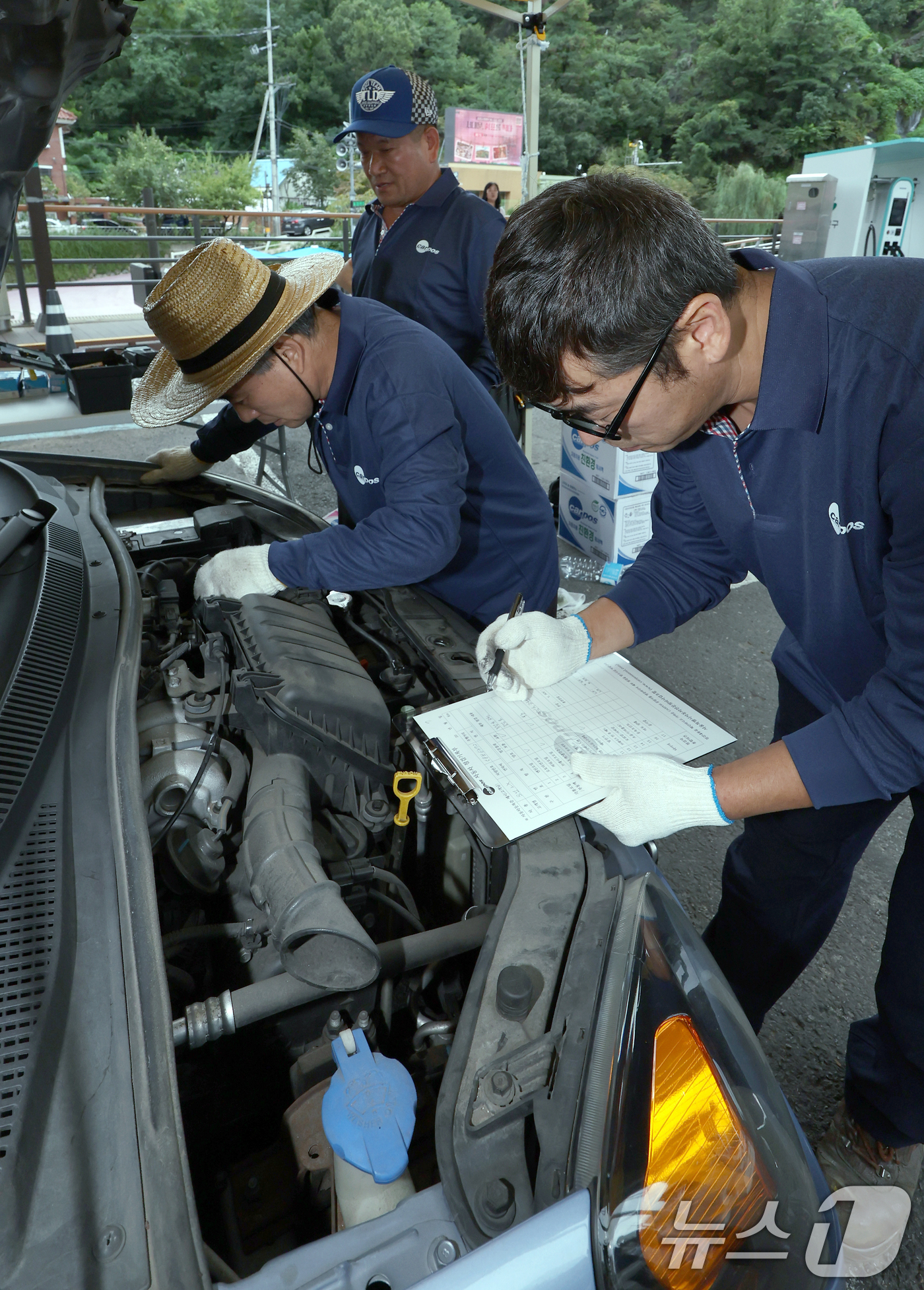 (서울=뉴스1) 박정호 기자 = 서울시 자동차전문정비사업조합 서대문구지회 소속 전문 정비사업자들이 14일 서울시 서대문구 홍은동 홍제폭포광장에서 2025년 추석맞이 차량 무상점검을 …