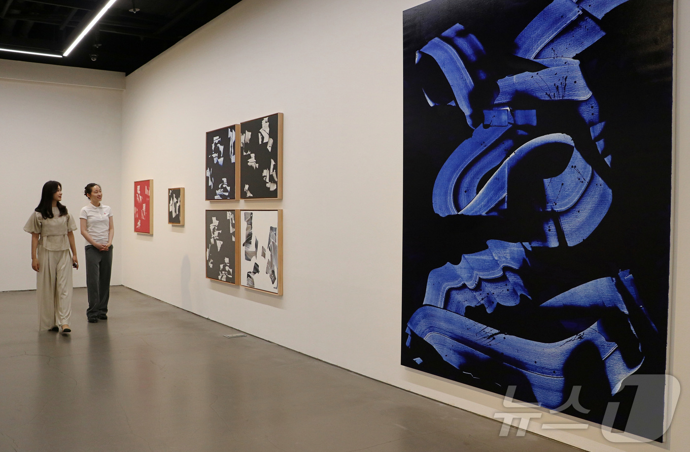 (서울=뉴스1) = 신세계백화점은 대구신세계 갤러리에서 유주희·김겨울 작가의 ‘추상유희: 두 개의 리듬’ 전시를 열고 서로 다른 세대에 속한 두 작가가 구축한 시각적 체계와 그 안 …