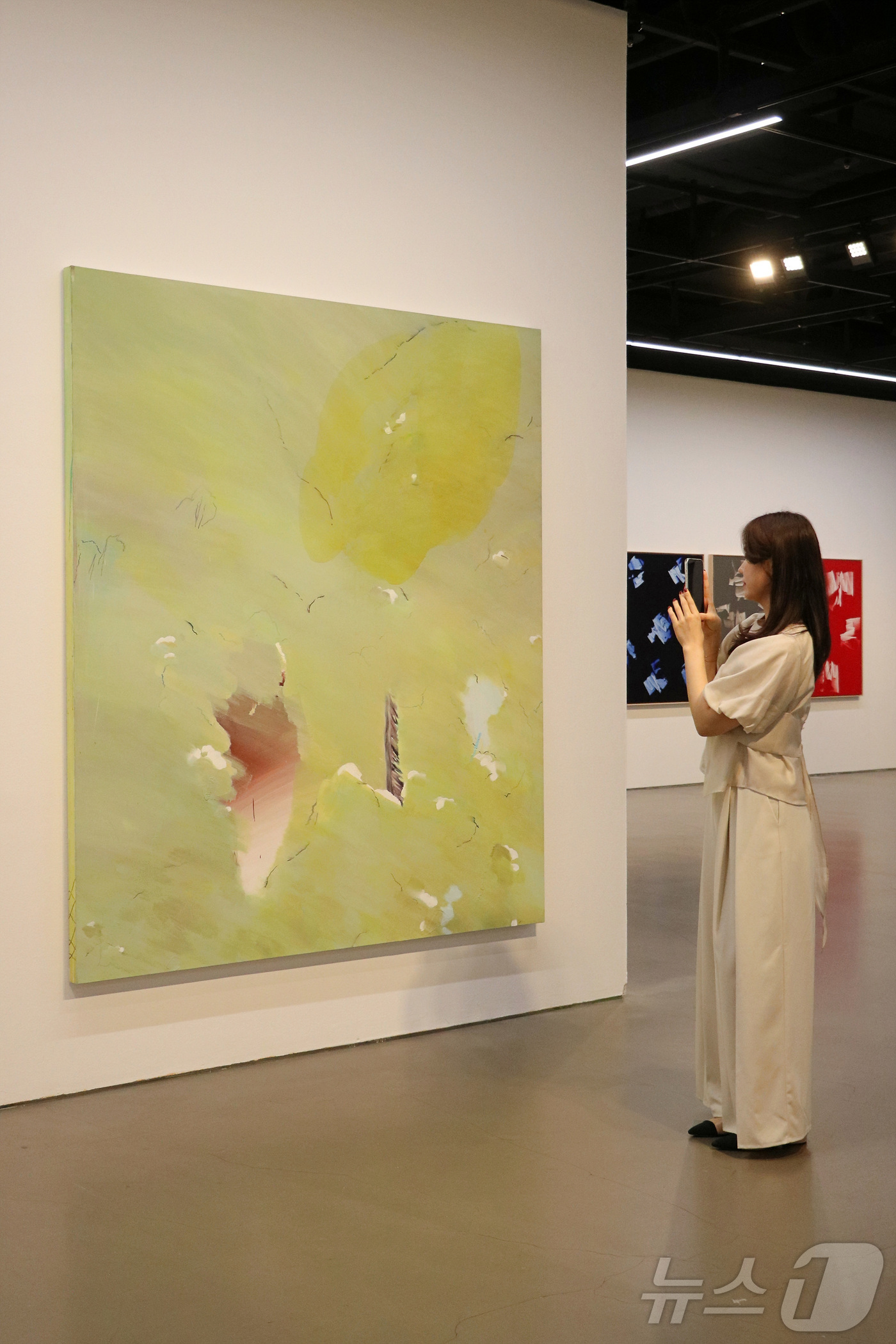 (서울=뉴스1) = 신세계백화점은 대구신세계 갤러리에서 유주희·김겨울 작가의 ‘추상유희: 두 개의 리듬’ 전시를 열고 서로 다른 세대에 속한 두 작가가 구축한 시각적 체계와 그 안 …