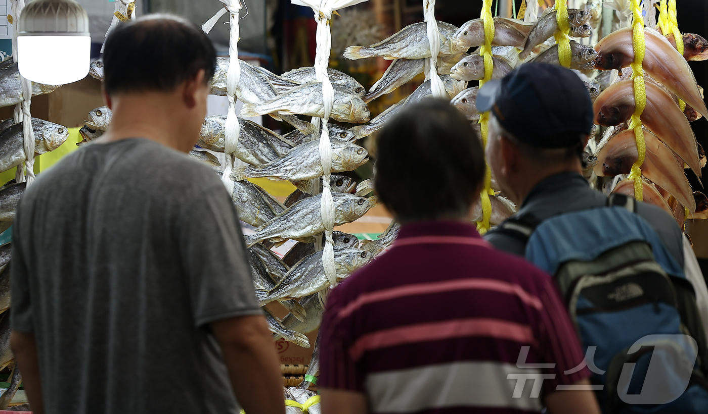 (서울=뉴스1) 김진환 기자 = 14일 서울 동대문구 청량리 전통시장을 찾은 시민들이 장을 보고 있다.전통시장에서 추석 차례상을 차리는 비용이 지난 2021년 27만 4500원 이 …