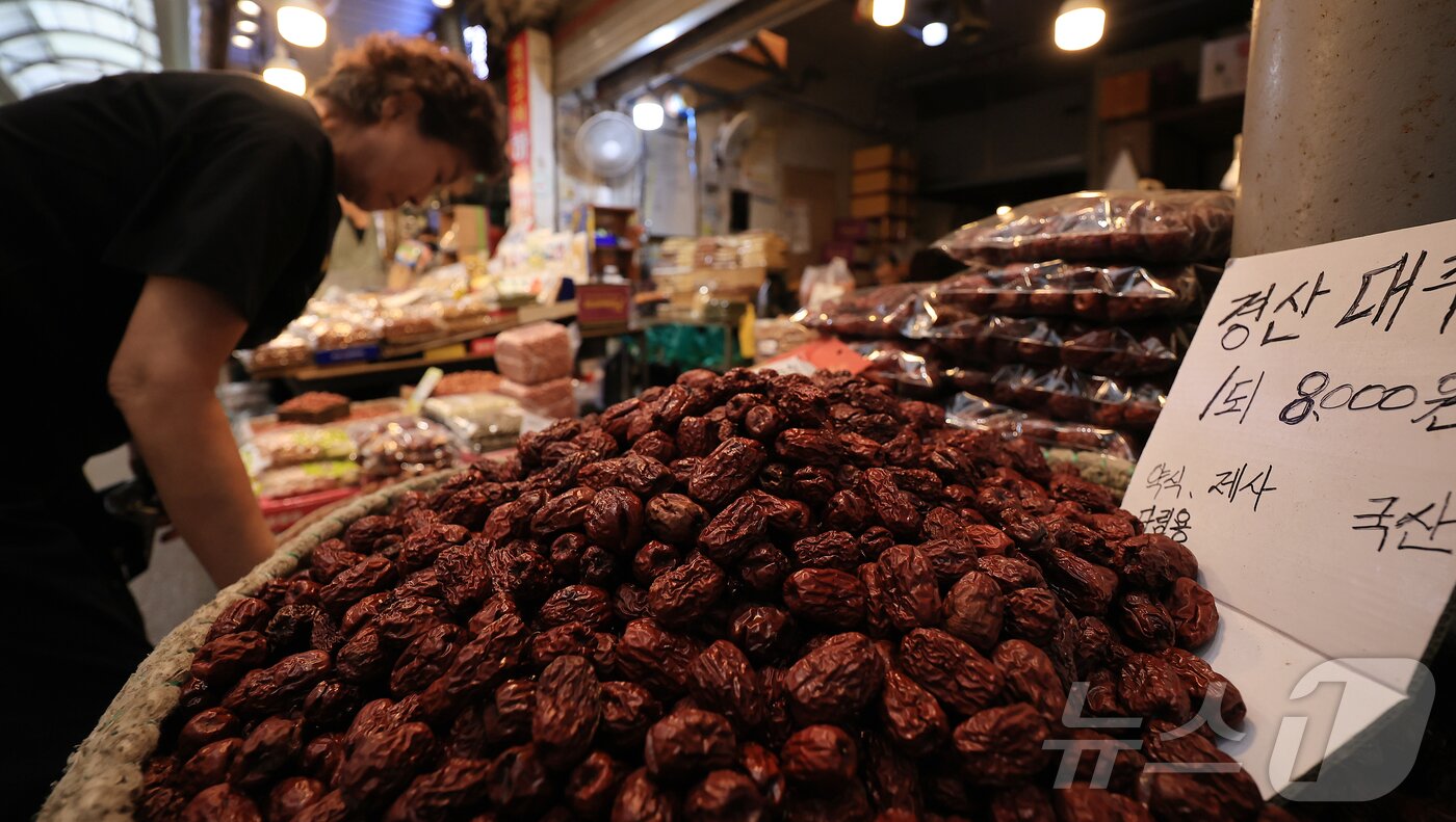 본문 이미지 - 14일 서울 동대문구 청량리 전통시장을 찾은 시민들이 장을 보고 있다. 2025.9.14/뉴스1 ⓒ News1 김진환 기자