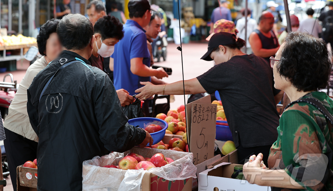 (서울=뉴스1) 김진환 기자 = 14일 서울 동대문구 청량리 전통시장을 찾은 시민들이 장을 보고 있다.전통시장에서 추석 차례상을 차리는 비용이 지난 2021년 27만 4500원 이 …