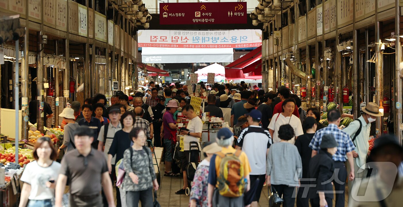 본문 이미지 - 14일 서울 동대문구 청량리 전통시장을 찾은 시민들이 장을 보고 있다. 2025.9.14/뉴스1 ⓒ News1 김진환 기자