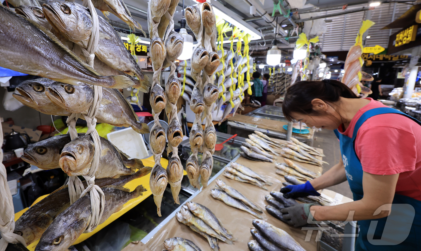 (서울=뉴스1) 김진환 기자 = 14일 서울 동대문구 청량리 전통시장을 찾은 시민들이 장을 보고 있다.전통시장에서 추석 차례상을 차리는 비용이 지난 2021년 27만 4500원 이 …