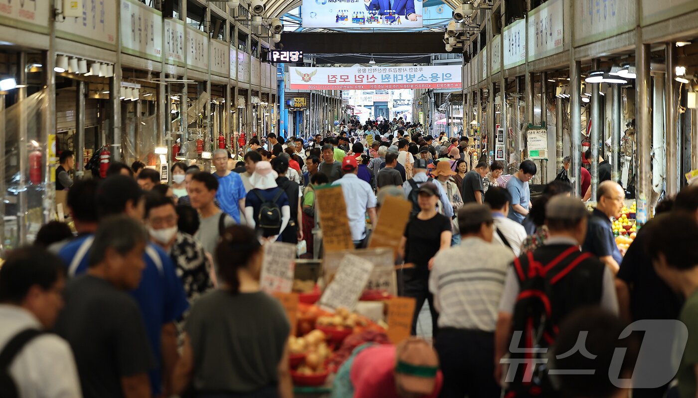 본문 이미지 - 14일 서울 동대문구 청량리 전통시장을 찾은 시민들이 장을 보고 있다. 2025.9.14/뉴스1 ⓒ News1 김진환 기자