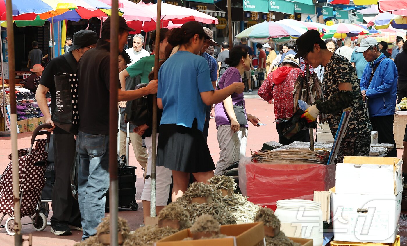 본문 이미지 - 14일 서울 동대문구 청량리 전통시장을 찾은 시민들이 장을 보고 있다. 2025.9.14/뉴스1 ⓒ News1 김진환 기자