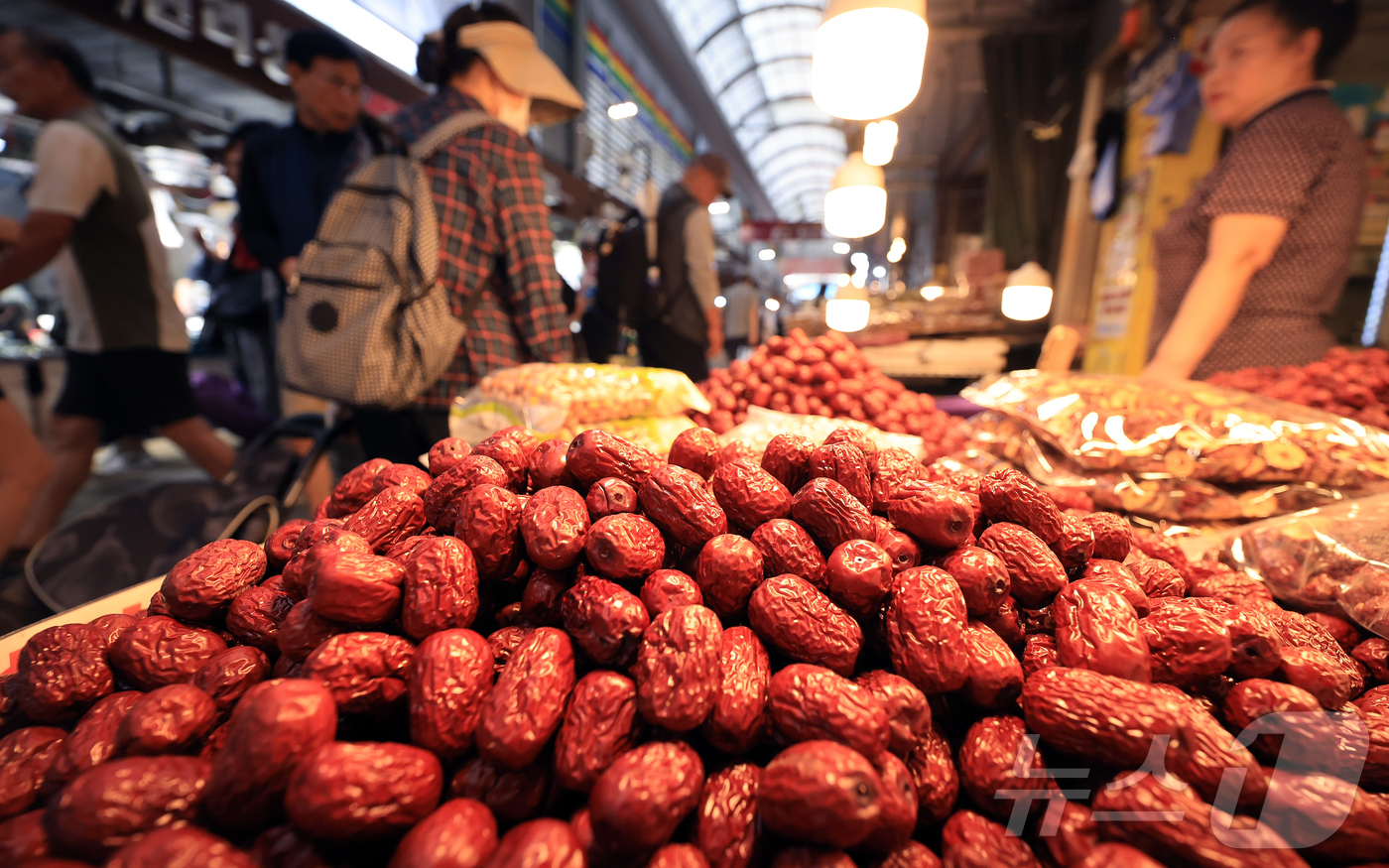 (서울=뉴스1) 김진환 기자 = 14일 서울 동대문구 청량리 전통시장을 찾은 시민들이 장을 보고 있다.전통시장에서 추석 차례상을 차리는 비용이 지난 2021년 27만 4500원 이 …
