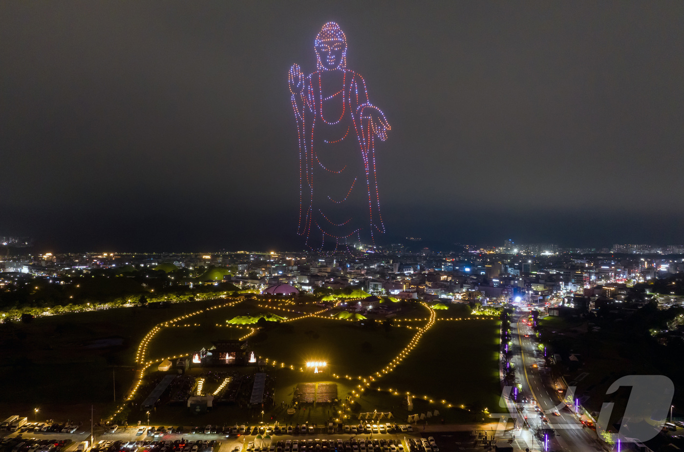 (서울=뉴스1) 사진공동취재단 = 지난 12일 경주 대릉원 동편 쪽샘지구에서 개막한 ‘2025 세계유산축전 경주역사유적지구’ 공연에서 황룡사 9층 목탑을 형상화한 1천 대 드론이 …