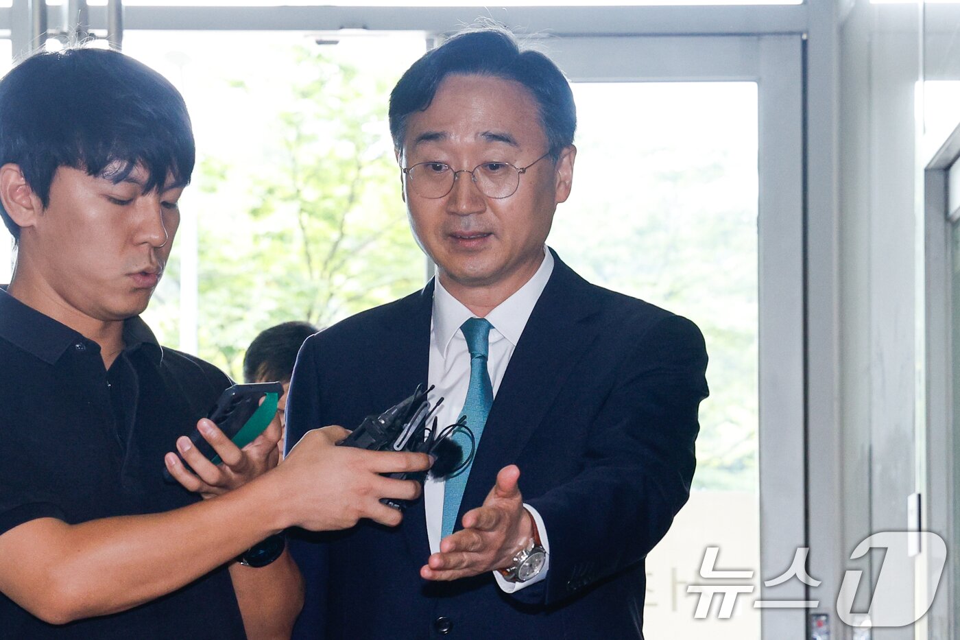 본문 이미지 - 신범철 전 국방부 차관이 지난 14일 서울 서초구 순직해병특검&#40;특별검사 이명현&#41; 사무실에서 직권남용 혐의와 관련 피의자 조사를 받기 위해 출석했다. 2025.9.14/뉴스1 ⓒ News1 안은나 기자