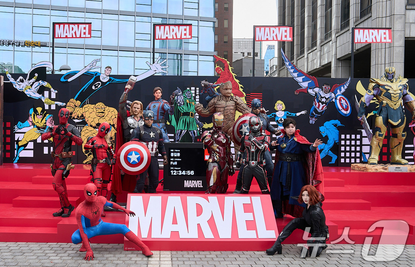 (서울=뉴스1) = 14일 오전 서울광장에서 열린 ‘마블런 서울 2025’ 행사에서 마블 캐릭터 코스튬을 한 참가자들이 기념촬영을 하고 있다.월트디즈니 컴퍼니 코리아(이하 디즈니코 …