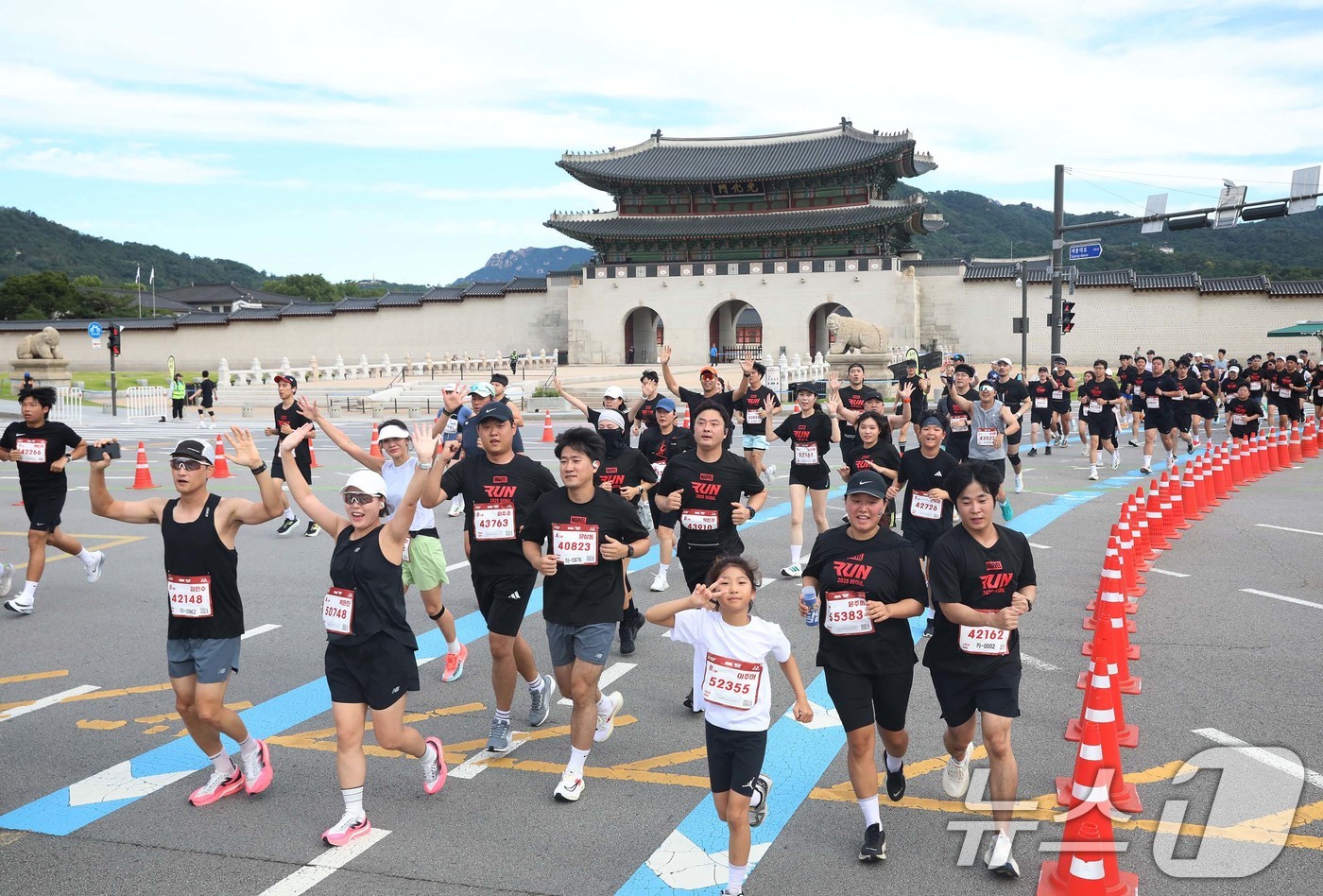 (서울=뉴스1) = 14일 오전 서울광장에서 열린 ‘마블런 서울 2025’ 행사에서 참가자들이 광화문 앞을 달리고 있다.월트디즈니 컴퍼니 코리아(이하 디즈니코리아)가 주최한 마블( …