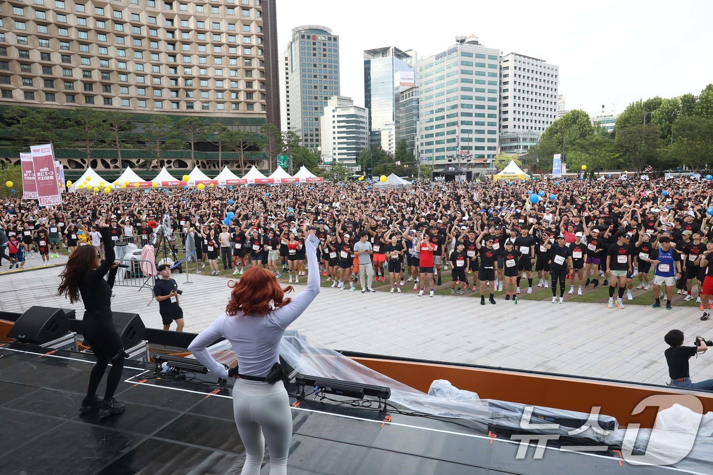 (서울=뉴스1) = 14일 오전 서울광장에서 열린 ‘마블런 서울 2025’ 행사에서 참가자들이 준비운동을 하고 있다.월트디즈니 컴퍼니 코리아(이하 디즈니코리아)가 주최한 마블(Ma …