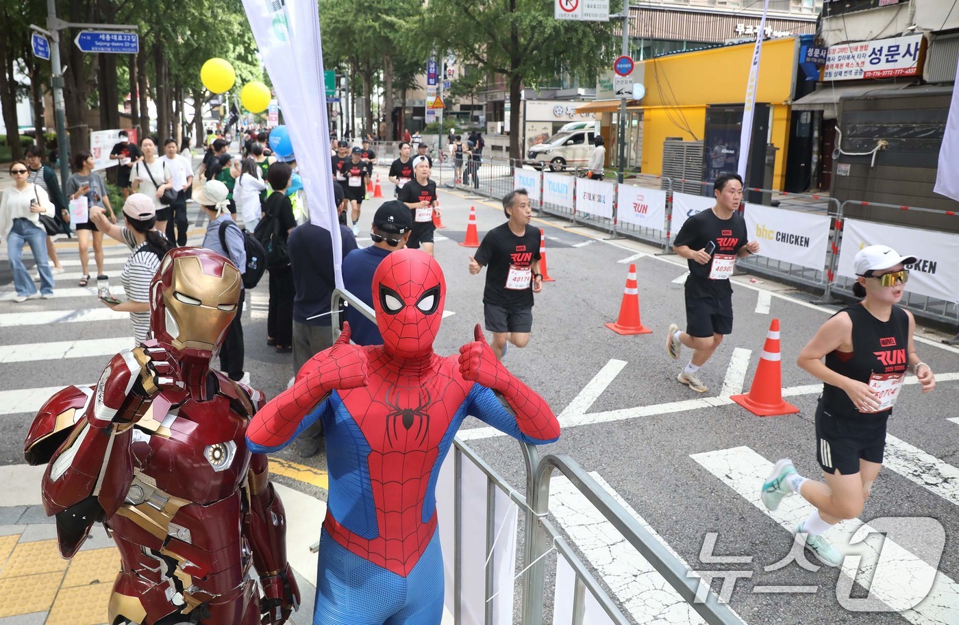 (서울=뉴스1) = 14일 오전 서울광장에서 열린 ‘마블런 서울 2025’ 행사에서 참가자들이 서울광장을 출발해 마블 캐릭터의 응원을 받으며 도심을 달리고 있다.월트디즈니 컴퍼니 …