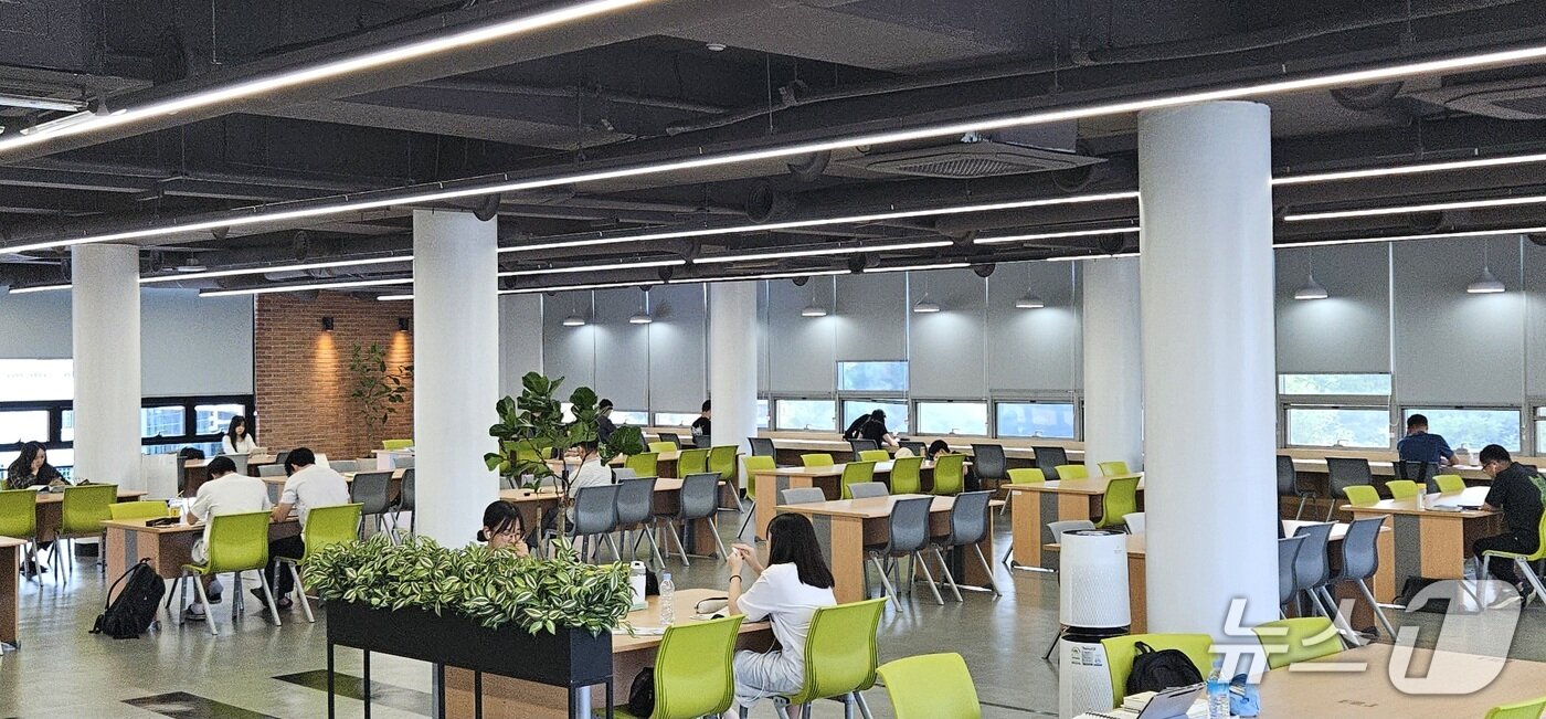 본문 이미지 - 14일 정오께 전북 전주시 아중도서관 3층 열람실에서 시민들이 독서와 공부를 하고 있다. 2025.9.14/뉴스1 신준수 기자