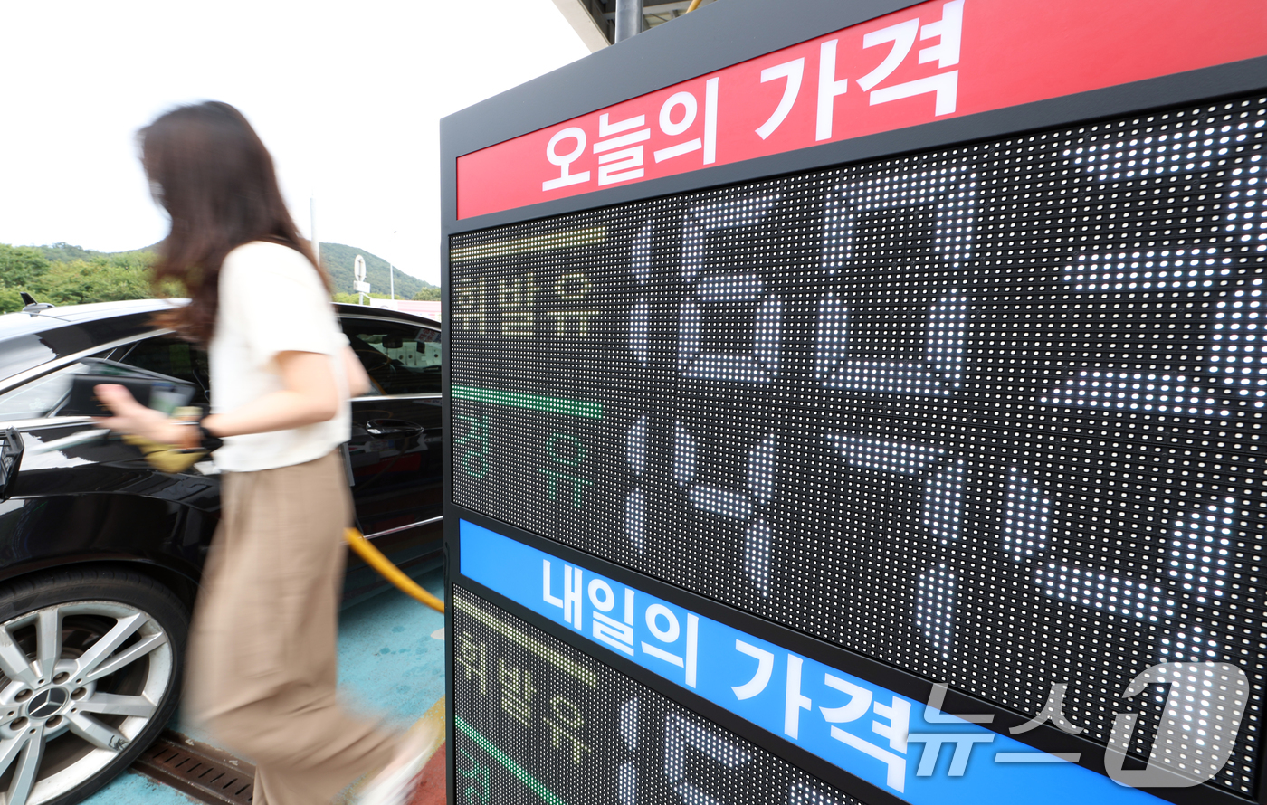 (서울=뉴스1) 박정호 기자 = 전국 주유소 기름값이 5주 연속 하락세를 보인 14일 서울시 서초구 경부고속도로 만남의광장 휴게소 내 주유소에 휘발유와 경유 가격이 표시되어 있다. …