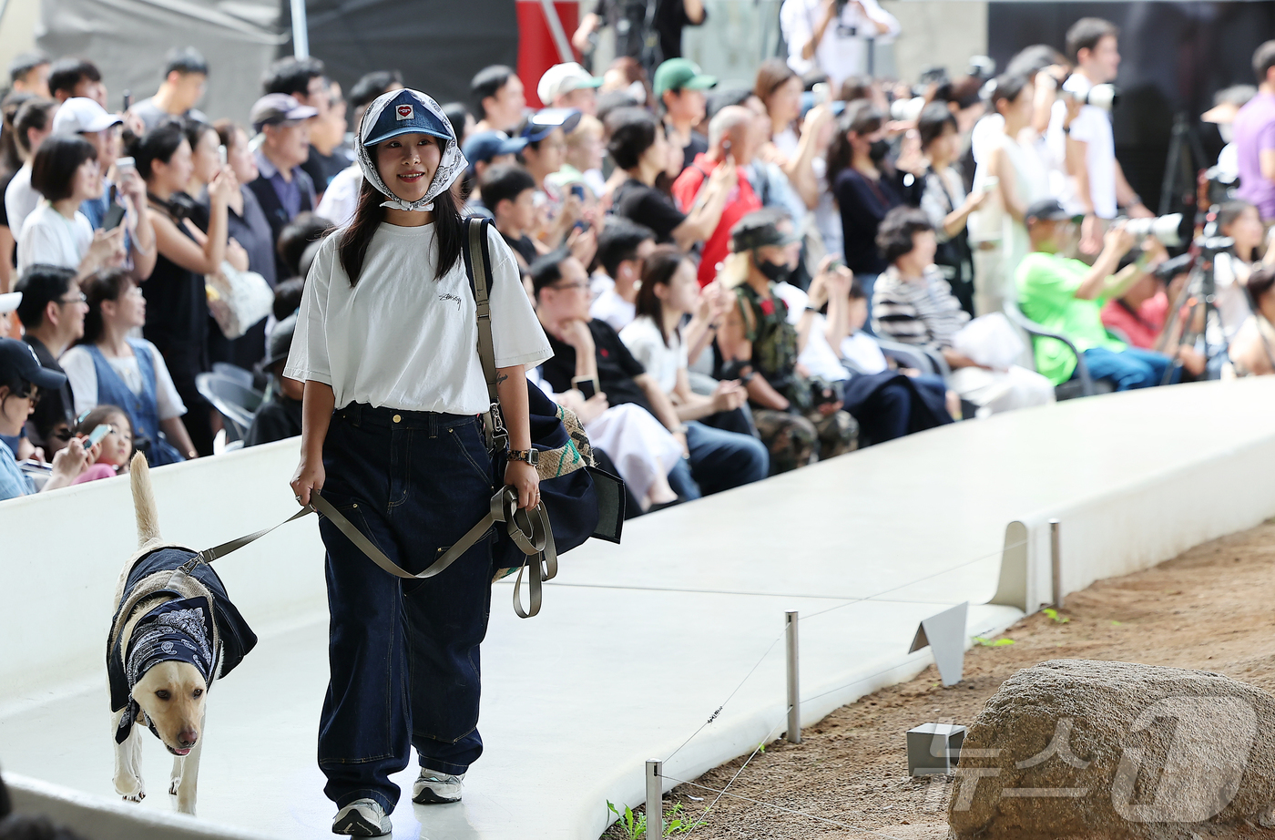 (서울=뉴스1) 김진환 기자 = 14일 서울 중구 동대문디자인플라자(DDP)에서 열린 반려견과 함께하는 제로웨이스트 패션쇼 '댕댕 런웨이’에 참가한 모델들과 반려견들이 무대 위로 …