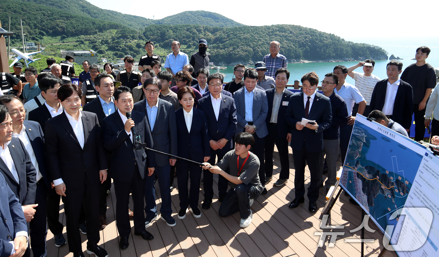(부산=뉴스1) 윤일지 기자 = 장동혁 국민의힘 대표가 14일 부산 강서구 가덕도 대항전망대를 찾아 가덕도신공항 건설 예정지를 살펴본 뒤 발언을 하고 있다.  2025.9.14/뉴 …