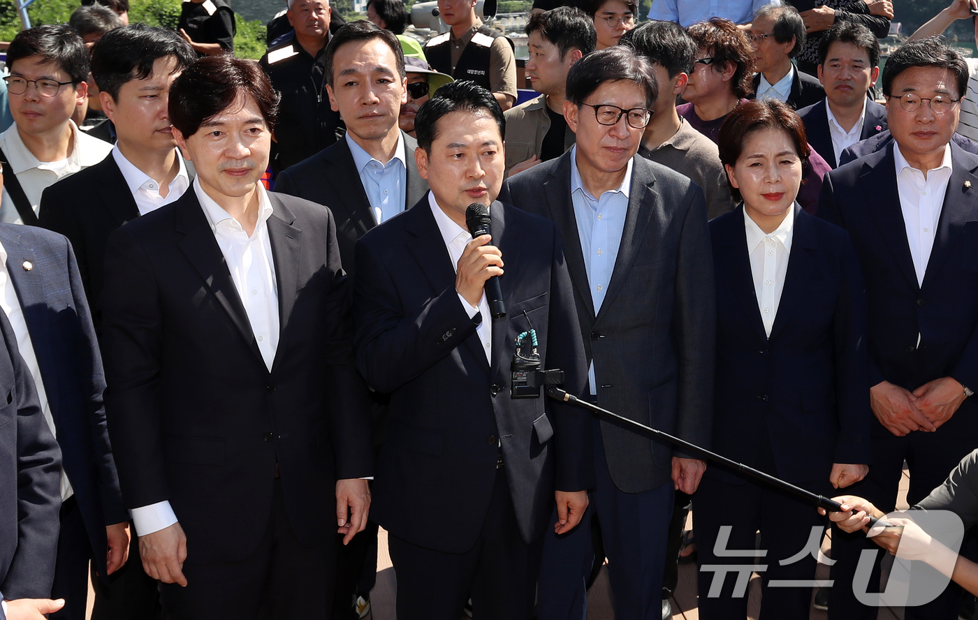 (부산=뉴스1) 윤일지 기자 = 장동혁 국민의힘 대표가 14일 부산 강서구 가덕도 대항전망대를 찾아 가덕도신공항 건설 예정지를 살펴본 뒤 발언을 하고 있다.  2025.9.14/뉴 …