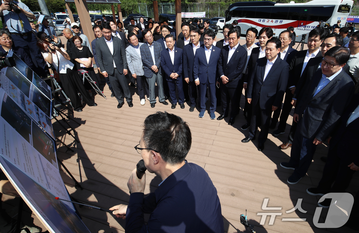 (부산=뉴스1) 윤일지 기자 = 장동혁 국민의힘 대표가 14일 부산 강서구 가덕도 대항전망대를 찾아 가덕도신공항 건설 예정지를 살펴보고 있다. 2025.9.14/뉴스1