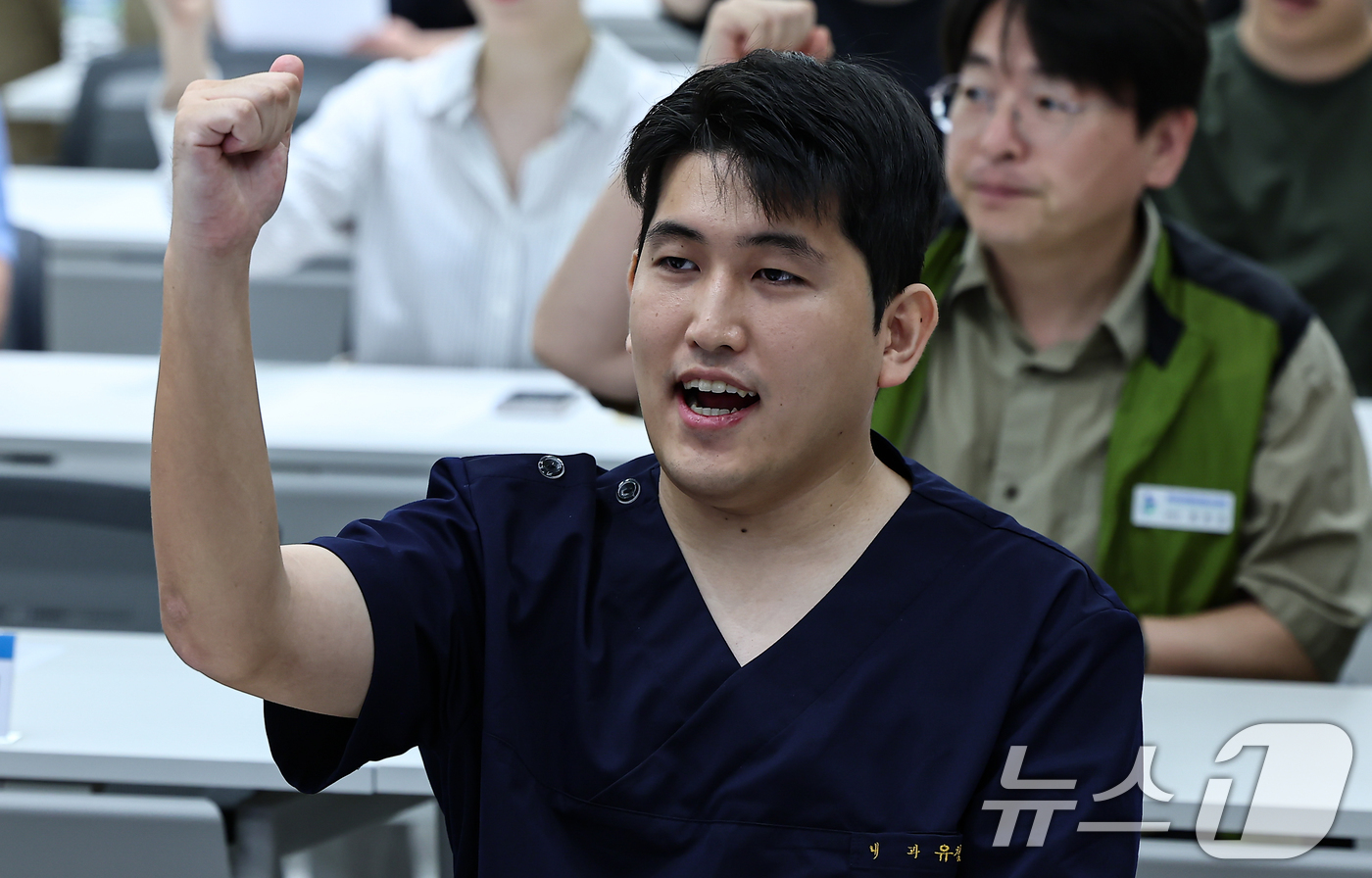 (서울=뉴스1) 김도우 기자 = 유청준 전국전공의노동조합 위원장이 14일 서울 용산구 대한의사협회에서 열린 전공의노조 출범식에서 구호를 외치고 있다. 2025.9.14/뉴스1