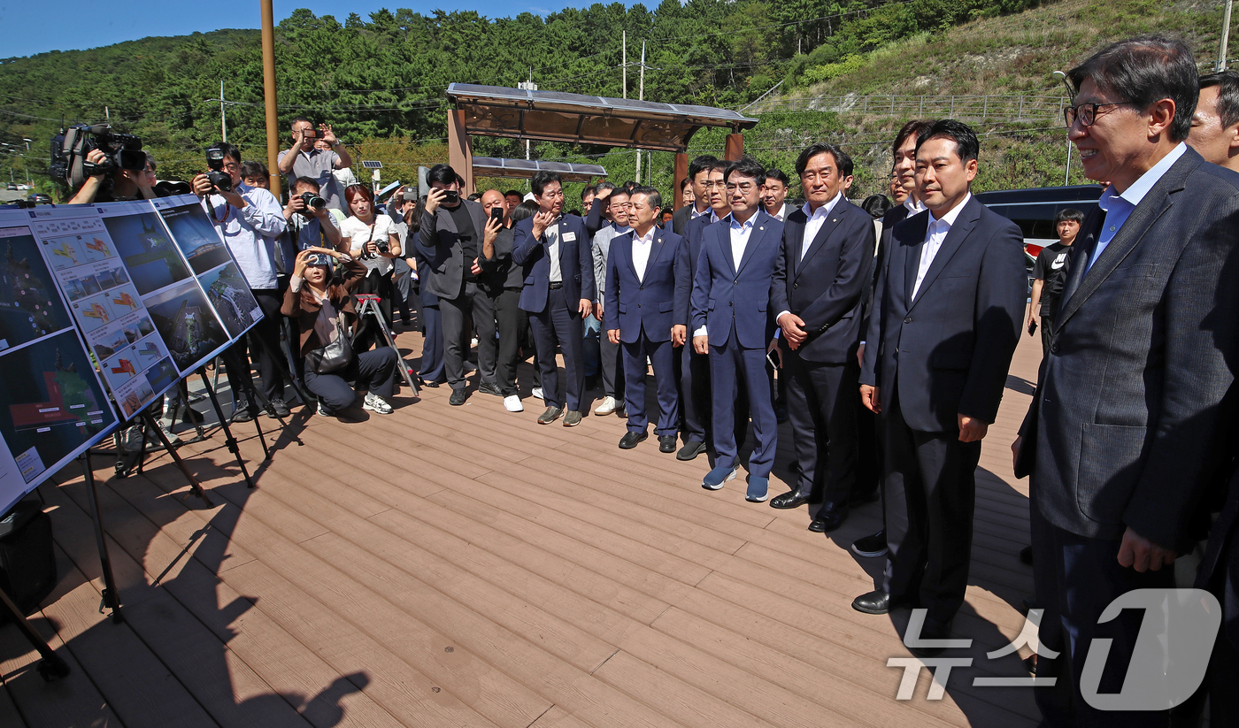 (부산=뉴스1) 윤일지 기자 = 장동혁 국민의힘 대표가 14일 부산 강서구 가덕도 대항전망대를 찾아 가덕도신공항 건설 예정지를 살펴보고 있다. 2025.9.14/뉴스1