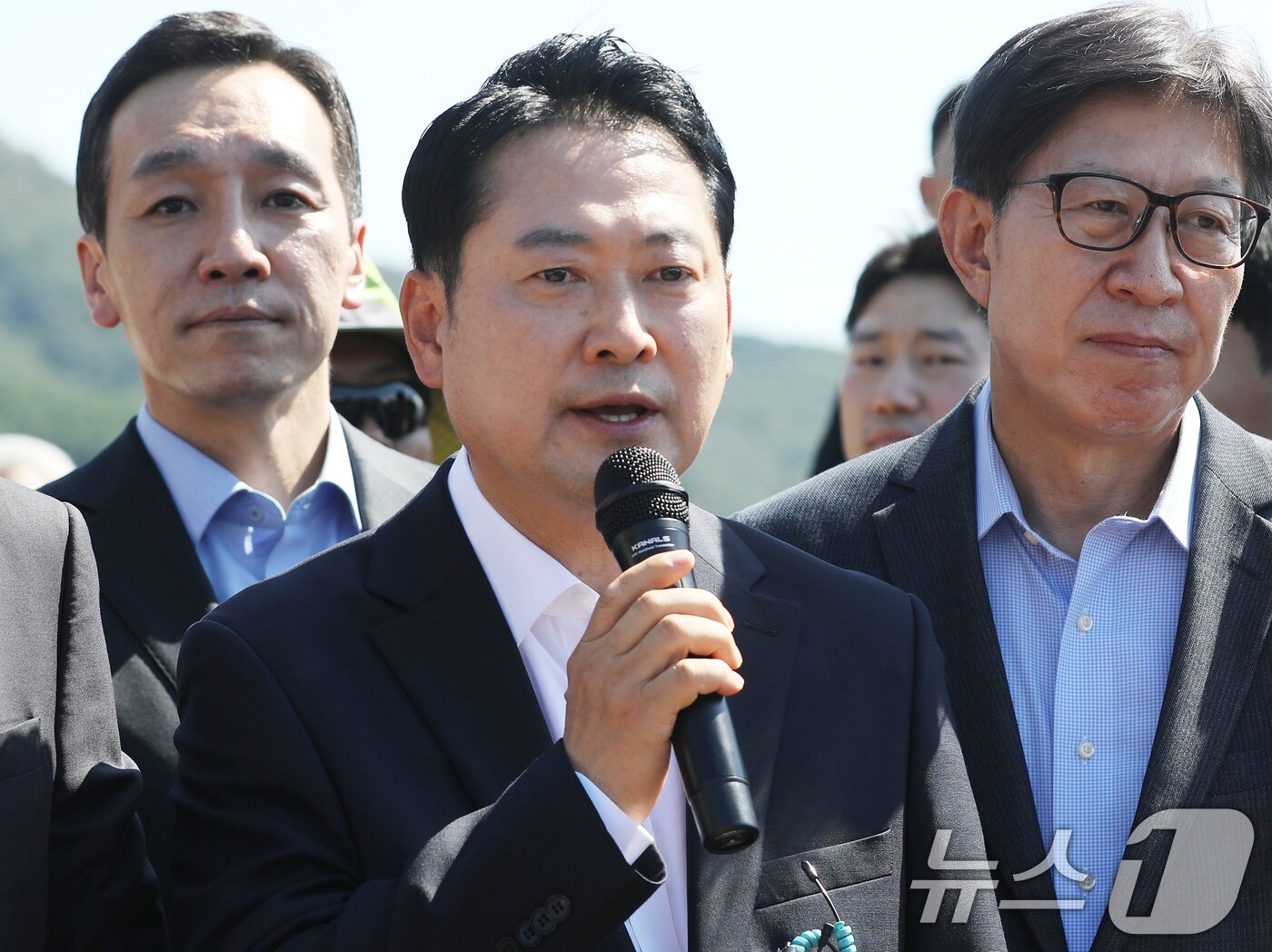 본문 이미지 - 장동혁 국민의힘 대표가 14일 부산 강서구 가덕도 대항전망대를 찾아 가덕도신공항 건설 예정지를 살펴본 뒤 발언을 하고 있다. 2025.9.14/뉴스1 ⓒ News1 윤일지 기자