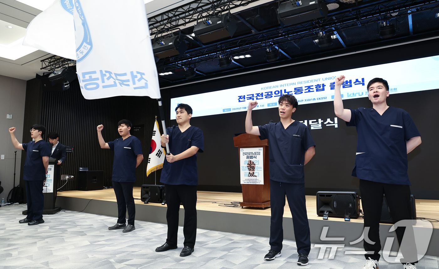 (서울=뉴스1) 김도우 기자 = 유청준 전국전공의노동조합 위원장과 집행부가 14일 서울 용산구 대한의사협회에서 열린 전공의노조 출범식에서 노동조합 깃발을 흔들고 있다. 2025.9 …