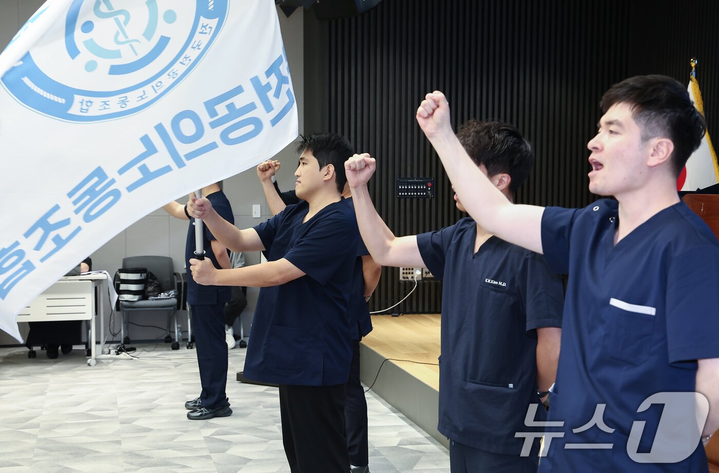 본문 이미지 - 유청준 전국전공의노동조합 위원장과 집행부가 14일 서울 용산구 대한의사협회에서 열린 전공의노조 출범식에서 노동조합 깃발을 흔들고 있다. 2025.9.14/뉴스1 ⓒ News1 김도우 기자