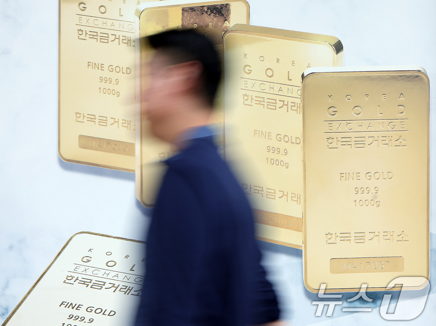 (서울=뉴스1) 박정호 기자 = 치솟는 금값에 금 관련 상품에 투자자가 몰리는 것으로 나타난 14일 서울시 종로구 한국금거래소 앞으로 시민이 지나고 있다.금과 은은 전통적으로 경기 …