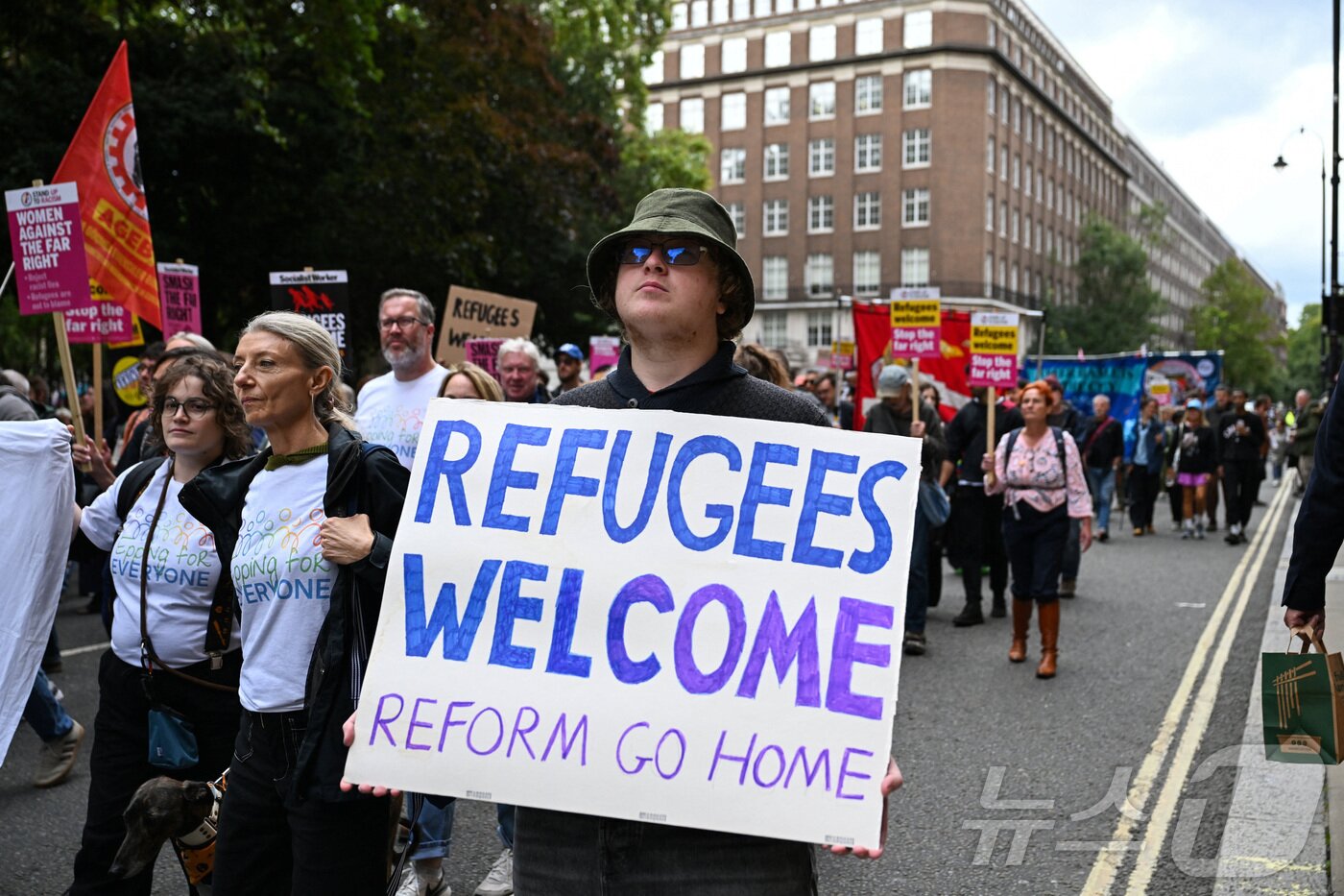 본문 이미지 - 13일&#40;현지시간&#41; 영국 런던에서 반이민 극우 집회에 맞서 &#39;인종주의 반대&#39; 시위대가 행진하고 있다. ⓒ 로이터=뉴스1