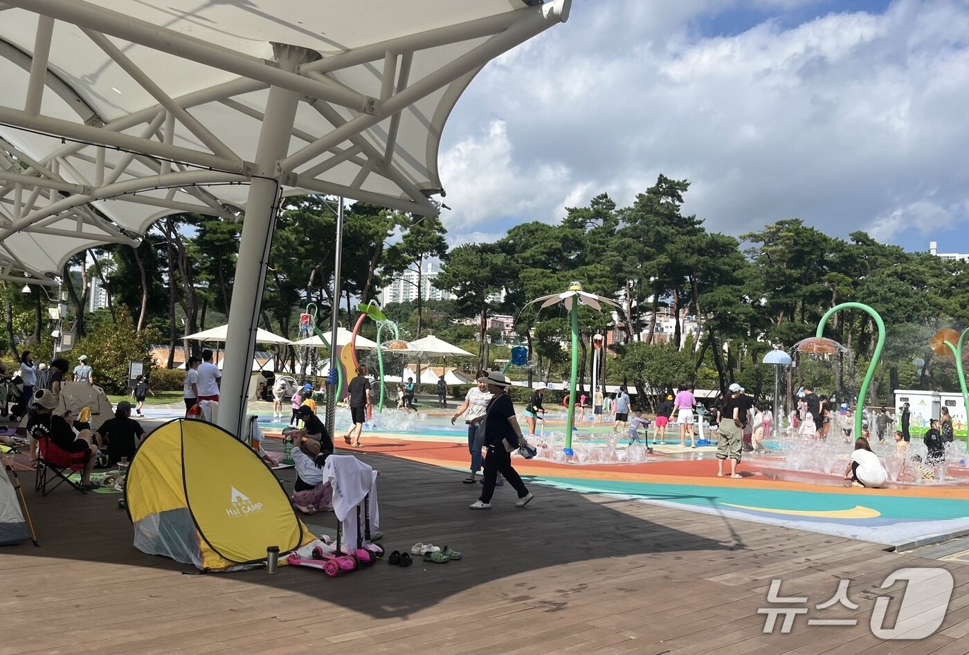 본문 이미지 - 14일 부산시민공원을 찾은 시민들이 텐트를 펴고 물놀이를 즐기고 있다.2025.9.14/뉴스1 ⓒ News1 장광일 기자