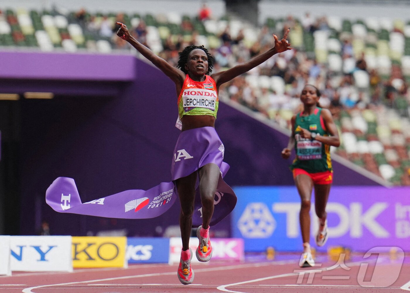 본문 이미지 - 페레스 제프치르치르가 도쿄 세계육상선수권 여자 마라톤에서 우승했다. ⓒ 로이터=뉴스1